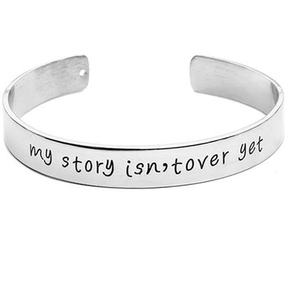 HERMOSA PULSERA GRABADA My Story Isnt Over Yet ORO BLANCO